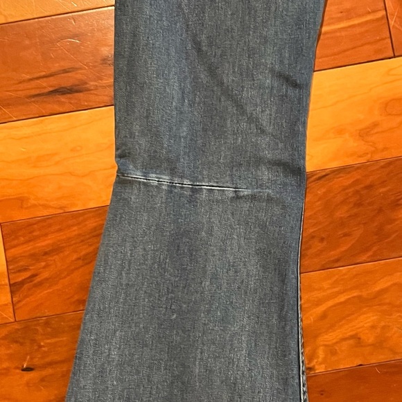 FREE PEOPLE Jeans Ladies Sz 27 EUC Soft Comfy Stretchy Lightweight Flare Leg - Picture 3 of 6